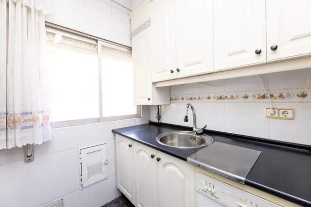 Piso amplio con 4 habitaciones y luminoso con terraza en zona tranquila y ajardinada. — 16