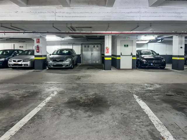 Piso con garaje y trastero en torre en Elviña — 27