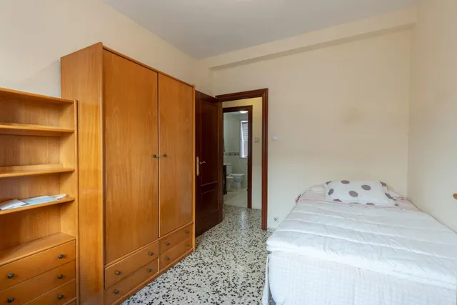 Piso de 3 dormitorios en calle milán, zaidín | muy luminoso y con gran potencial — 11