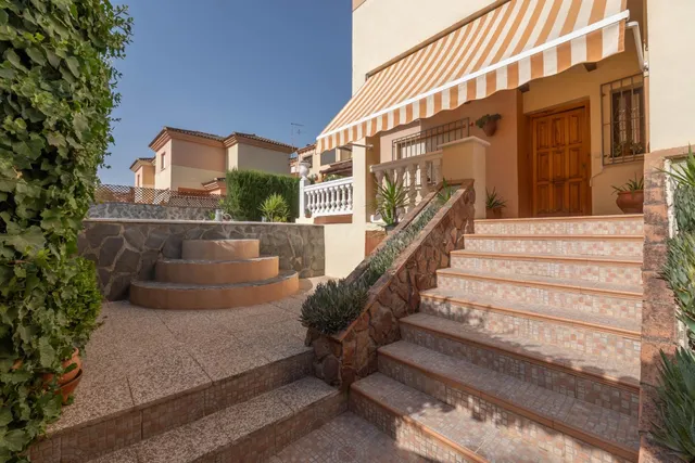 EXCLUSIVA VIVIENDA CON PISCINA PRIVADA EN URBANIZACIÓN "EL TORREÓN" EN ALBOLOTE — 4