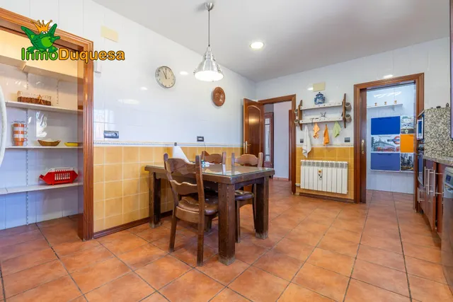 CHALET dividido en dos viviendas con piscina y zona ajardinadas. — 32
