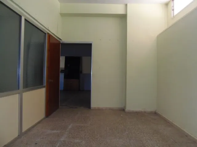LOCAL ACONDICONADO  DE 400MTRS NECESITA REFORMAS SE DA CARENCIA, BIEN SITUADO  ES PLANTA SEMI SOTANO, CON OFICINAS Y BAÑOS, ZONA LA PAZ — 9