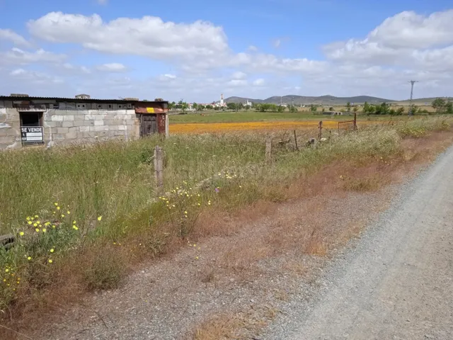 Parcela 20.000 m2 con 20 m2 de construcción con charca en Va