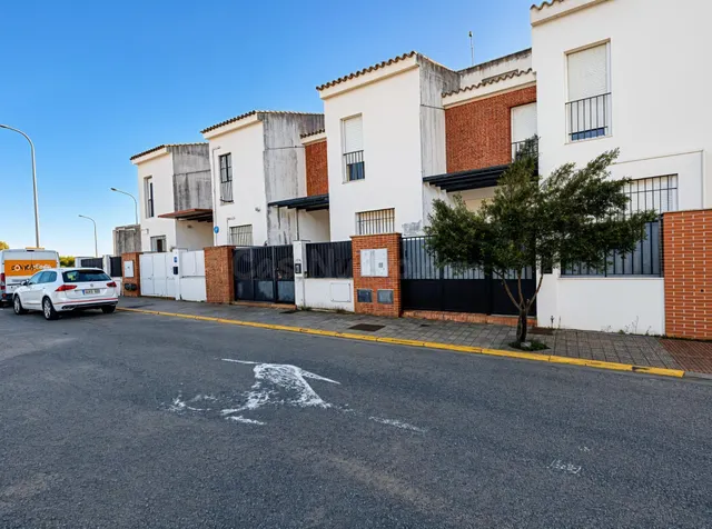 Casa adosada en venta en Utrera – 4 dormitorios, sótano y amplio espacio familiar — 2