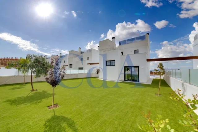 SE VENDE VILLA /CAMPO DE GOLF /A ESTRENAR /BONALBA — 2