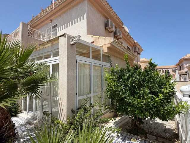 Amplia casa adosada en Playa Flamenca, cerca del Bulevar La  - foto 2