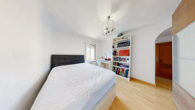 CASA UNIFAMILIAR de 170m2 útiles sobre parcela de 265m2. Distribuido en sótano con bodega, salón, cocina, dos baños, cuatro habitaciones y buhardilla diáfana — 26