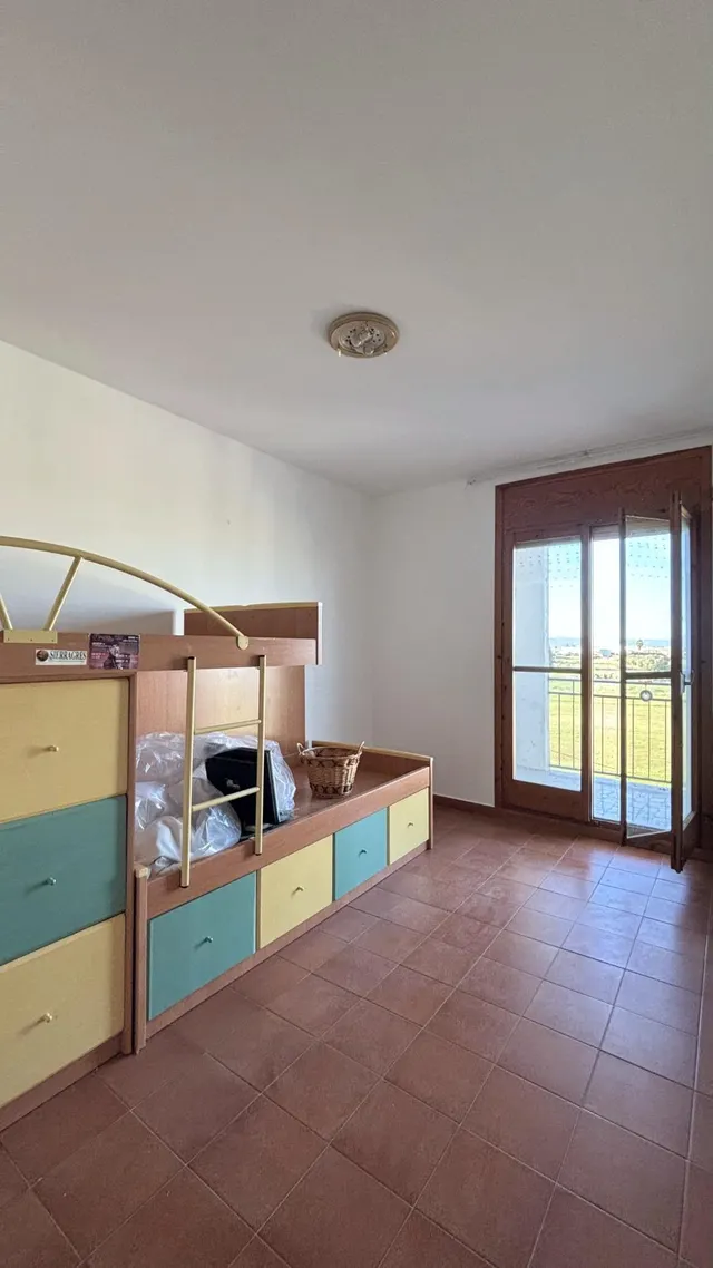 Piso de 4 habitaciones con garaje privado, dos balcones y vistas despejadas en el centro de Deltebre — 34