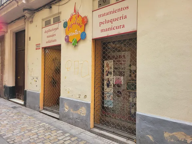¡Tu Negocio y Vivienda en el Corazón de Cádiz: 130m2 de Posibilidades Infinitas! — 2