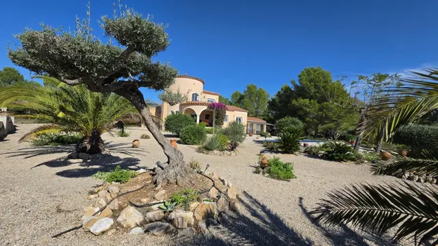 Chalet con piscina, gran parcela y licencia turística — 45