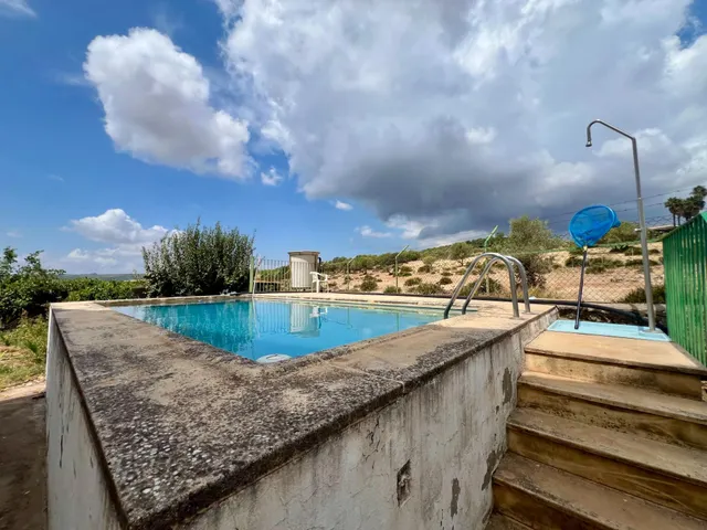 E.  FINCA CON PISCINA, HUERTO, POZO Y VIVIENDA DE 3 PLANTAS — 24