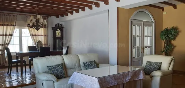 En alquiler: espectacular chalet independiente con piscina y amplio jardín en La Zubia — 2