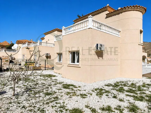 Chalet independiente con jardín y amplias terrazas en Lanuza, El Campello. — 37