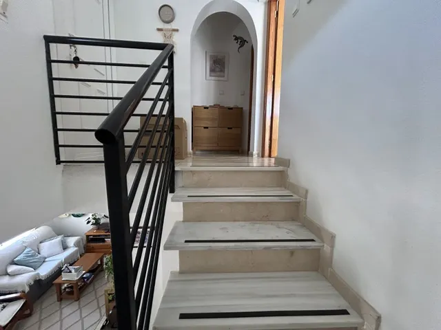 Apartamento esquinero luminoso y espacioso de dos plantas (aprox. 90 m2 - plantas 1 y 2) con gran terraza en la planta baja, 3 balcones (2 al sur y 1 al norte) y una gran piscina comunitaria. — 33