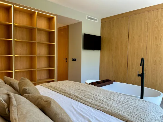 Espectacular vivienda reformada con jardín privado en Palm Beach, Marbella — 36