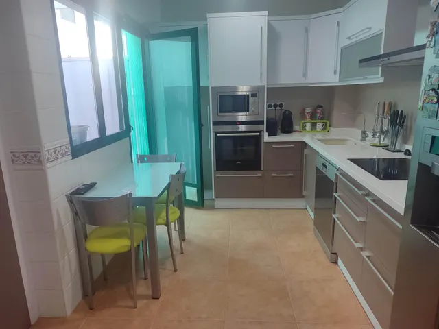 EXCELENTE UNIFAMILIAR CON VAROS AMBIENTES PARA LA FAMILIA — 10