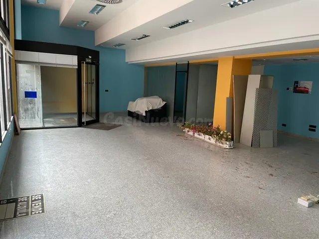 Local comercial en calle Merineros con entreplanta. 16 metro