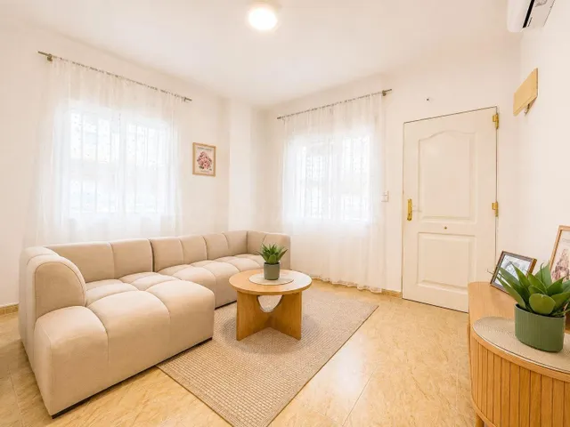 PLANTA BAJA CON ENTRADA INDEPENDIENTE, 2 DORMITORIOS, 2 BAÑOS, TERRAZA Y PISCINA EN EL CENTRO DE TORREVIEJA — 2