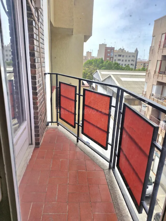 PISO ZONA PLAZA APARADORA A 50 METROS DE LA AV. LIBERTAD — 3