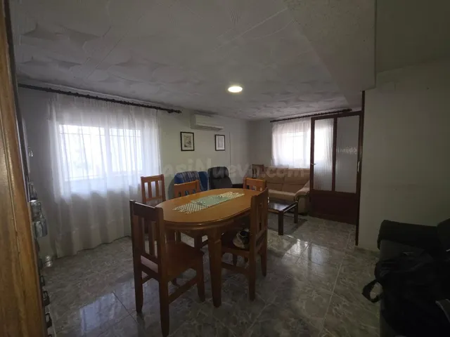 Casa de pueblo esquinera con buhardilla, gran almacén y terr - foto 3
