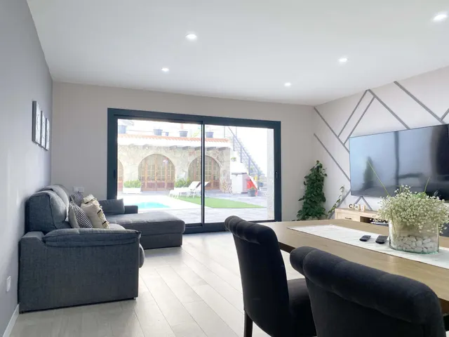 Chalet adosado en venta en Calle de Regàs — 18