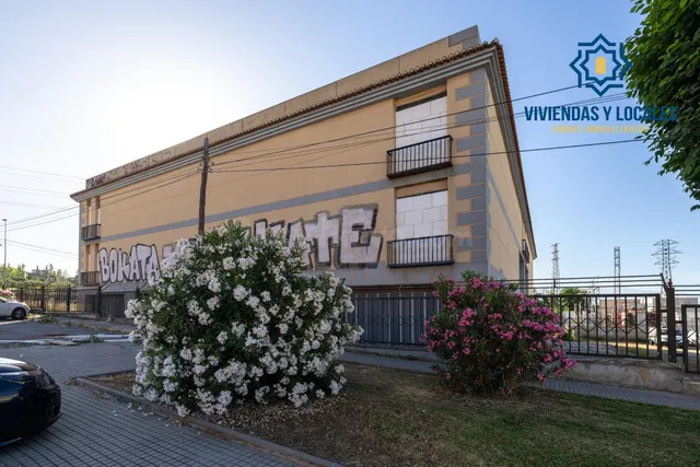 ¡Oportunidad Única! Amplia Nave Industrial en Albolote - foto 2