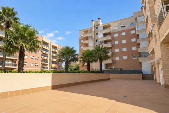Dúplex reformado con terraza, parking y piscina comunitaria — 27