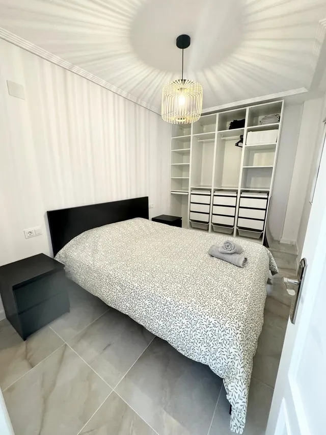Apartamento de 2 dormitorios  Reformado con licencia turística, piscina  en el Centro de Torrevieja — 9