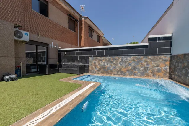 ¡Vive en La Joya! Amplia casa adosada con piscina privada en