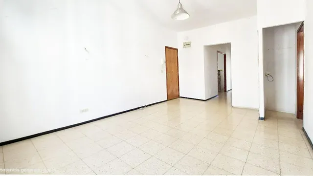 ¡Oportunidad en Schamann! Piso con gran potencial para refor - foto 2