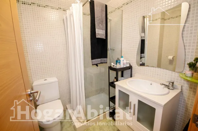 Vive con el confort de un residencial con piscina en este luminoso piso con balcón — 16