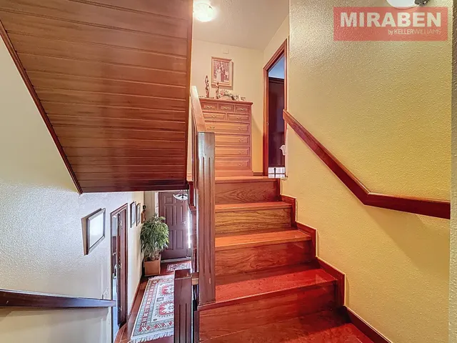 CASA EN VENTA EN RIANXO CON PATIO Y HORREO — 40