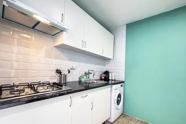 **Piso totalmente reformado de cuatro habitaciones y un baño** — 7
