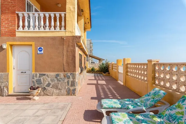 CHALET EN PRIMERA LINEA EN PLAYA GUARDAMAR 6 HABS — 5