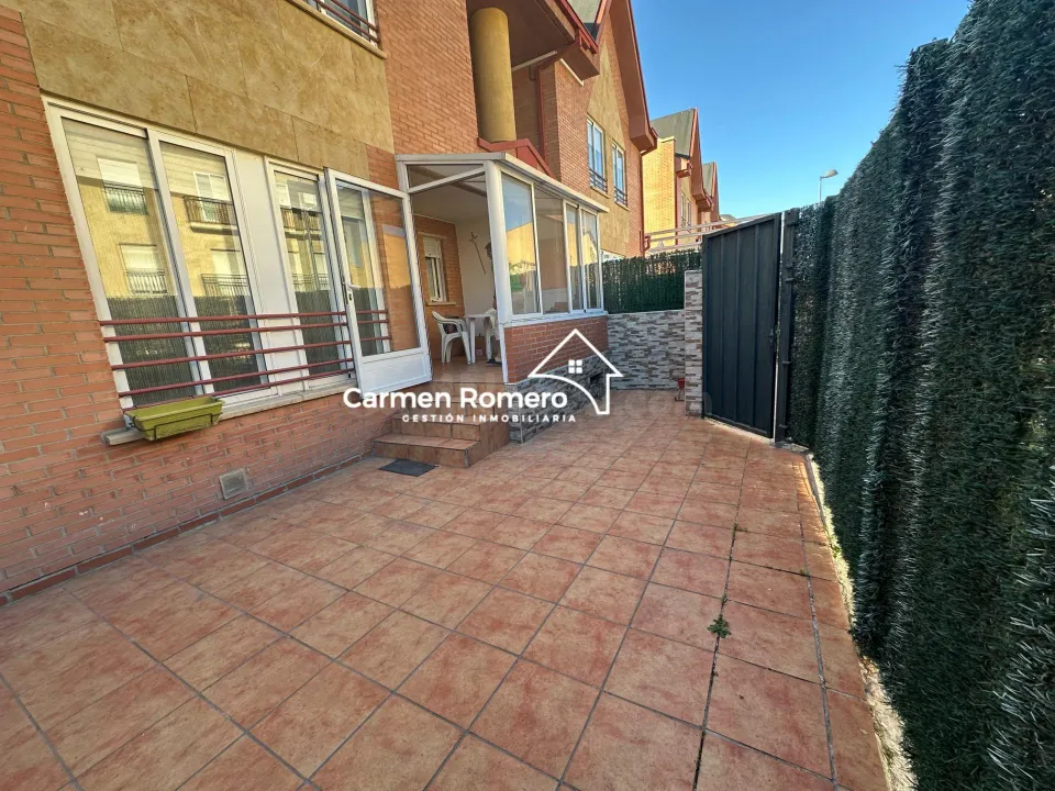 ADOSADO EN VENTA  EN VILLAMAYOR. URB. PIEDRA DORADA
