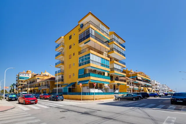 Apartamento semi reformado con orientación sur, vistas laterales al mar y piscina comunitaria. — 28