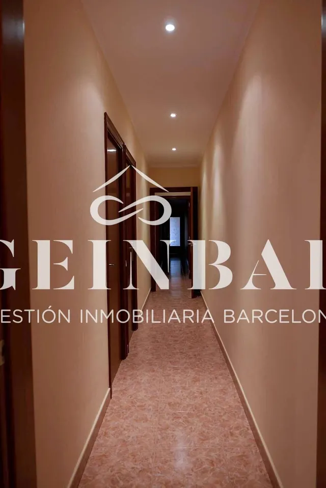PISO CON TERRAZA DE 25 M2 Y SALA POLIVALENTE DE 21 M2 EN L’ANTIGA ESQUERRA DE L’EIXAMPLE — 25