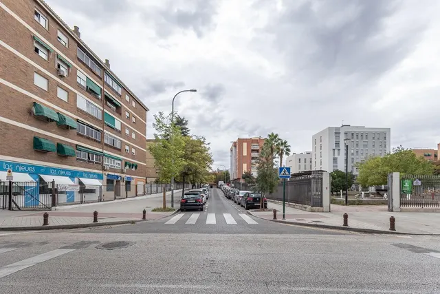 **Luminoso local comercial de 67 m2 con dos amplios escaparates** — 15