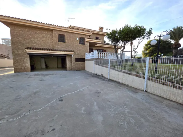Villa en Gran Avenida de Benicàssim. Cerca del pueblo y de la playa del Voramar. 1700 m2 de parcela, — 36