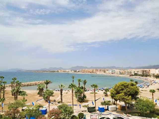 Piso de 4 dormitorios en primera línea de La Colonia con espectaculares vistas a la playa — 38