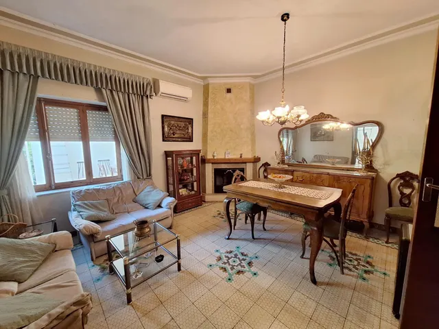 Casa modernista de 218 m2, en parcela de 518 m2, con jardín y garaje para varios vehículos en el centro de Monóvar — 6