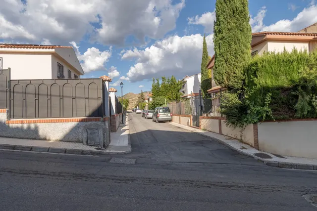 CHALET CON PISCINA Y JARDÍN A SOLO 10 MINUTOS DE GRANADA - foto 5