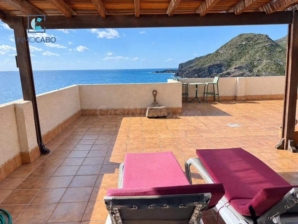 VIVIENDA CON TERRAZA, VISTAS AL MAR Y GARAJE EN LAS ROCALLAS