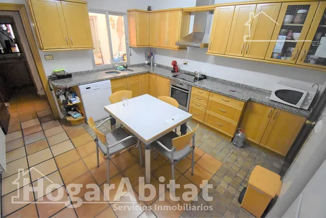 Amplia casa con terraza y balcón — 30