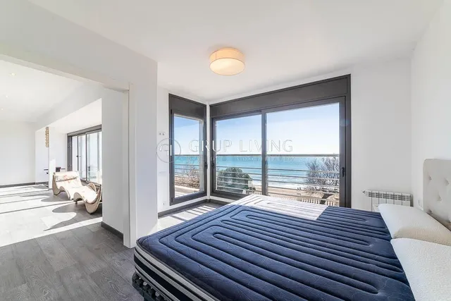 CASA EN PRIMERA LINEA DE MAR — 29