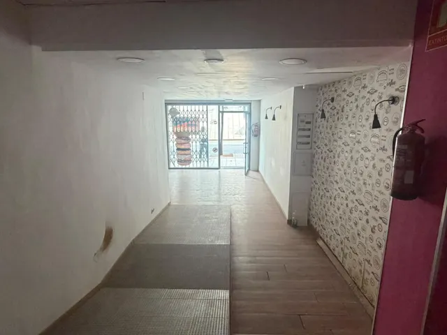 Avenida de la Constitución. Alquiler local comercial 93 m2. — 9