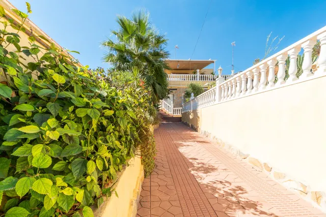 Chalet pareado con piscina, amplia parcela y alta eficiencia energética en Los Balcones en Torrevieja. — 45