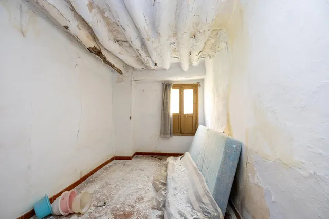 Casa para reformar en el centro de Lanjarón con gran potencial de inversión — 15