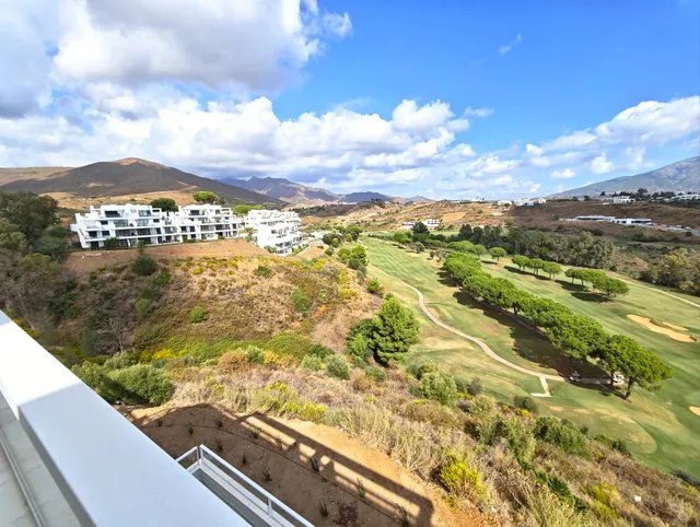 Exclusivo Ático Dúplex en Primera Línea de Golf | 215,51 m2 de Lujo, Vistas Abiertas y Solárium Privado — 31