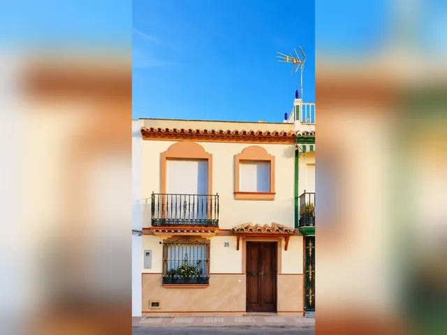 VENTA DE CASA ADOSADA EN ESTEPONA CON VISTAS AL MAR Y UBICACIÓN PRIVILEGIADA — 10